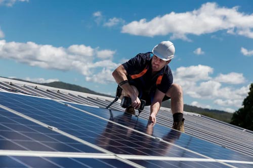 Installation de panneaux solaires par un ingénieur du bâtiment